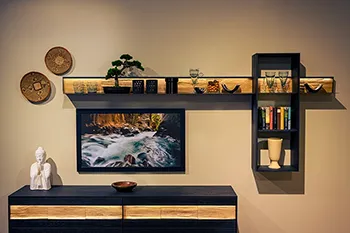 Möbel- und Interieur-Fotografie: Luxus-Lowboard in Asteiche. Perfekte Inszenierung für Einrichtungshäuser und Marken. Exklusive Wohnwand mit Lowboard in Asteiche und Hängeelementen, beleuchtet und dekoriert. Beispiel für hochwertige Interieur- und Möbel-Fotografie.