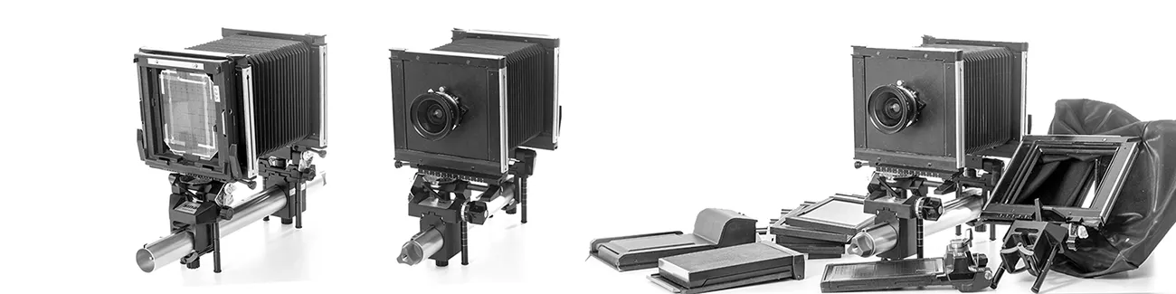 Technische Produktfotografie: Sinar Großformatkamera. Detailreiche und professionelle Darstellung für technische Produkte. Drei Ansichten einer Sinar Großformatkamera mit Zubehör auf weißem Freisteller-Hintergrund. Präzise Industriefotografie für technische Produkte.