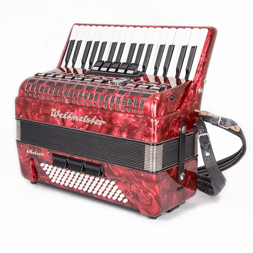 Freigestelltes rotes Akkordeon Weltmeister Meteor auf weißem Hintergrund – detailreiche Produktaufnahme.