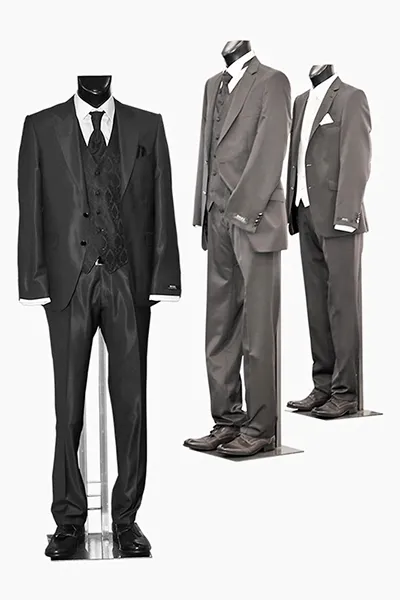 Drei stilvolle Herrenanzüge auf Schneiderpuppen, einer in Schwarz mit Weste und zwei in Grau, als Freisteller. Professionelle Produktfotografie von Fotograf Michael Schalansky.