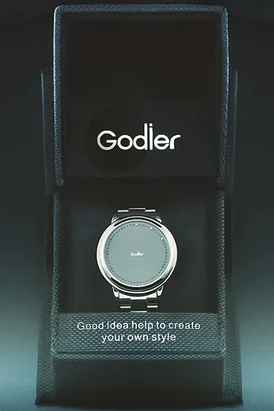 Godier Smartwatch in schwarzer Präsentationsbox mit Markenlogo und Slogan – edle Produktinszenierung für E-Commerce und Werbung.