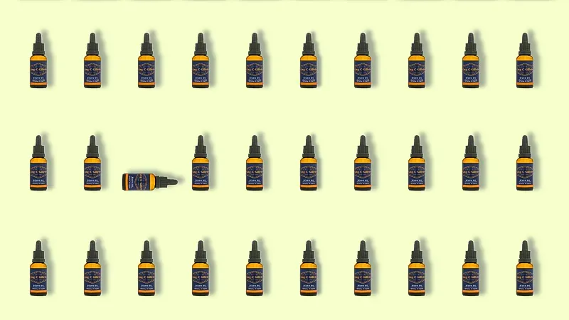 Reihe von King C. Gillette Bartölflaschen vor pastellgrünem Hintergrund, eine Flasche liegt quer und sorgt für einen spannenden Blickfang