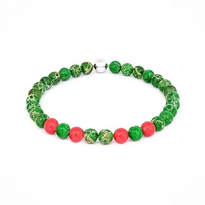 Perlenarmband aus grün-roter Naturstein-Jade auf weißem Hintergrund