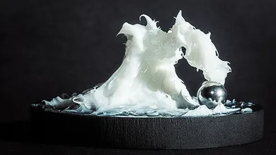 Macroaufnahme eines Schmierstoffes mit Kugel für einen Flayer Macroaufnahme eines Schmierstoffes mit Kugel für einen Flayer