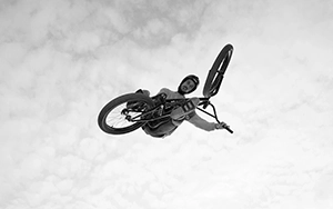 Michael Schalansky fängt die intensiven Momente im BMX-Sport ein. Besondere Blickwinkel schaffen interaktive und unvergessliche Bilder, die die Verbindung zwischen Fahrer und Betrachter herstellen.