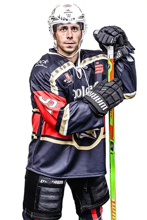 Eishockeyspieler der Black Dragons Erfurt als Freisteller – Spielerporträt mit Schläger