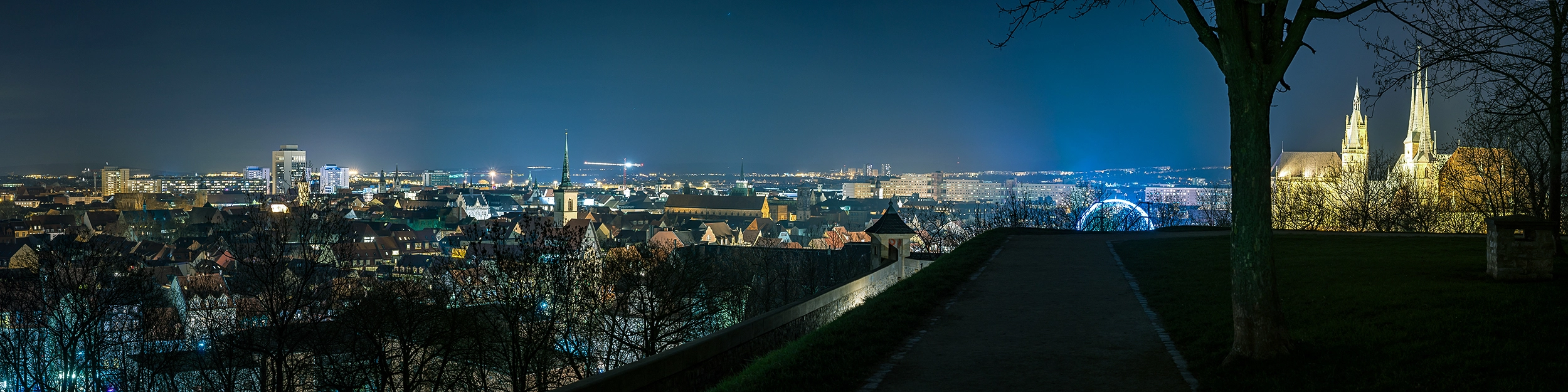 Nachtaufnahme von Erfurt vom Petersberg – Beispielmotiv für Fotoworkshops in Erfurt