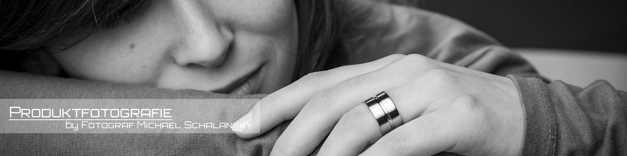 Produktfotografie mit Ring in Schwarz-Weiß – Fotograf Michael Schalansky Erfurt Schwarz-Weiß-Banner mit Hand, Ring und Gesichtsdetail als Motiv für Produktfotografie von Michael Schalansky aus Erfurt.